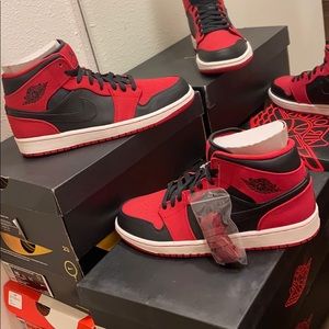 Aj one  mids black red